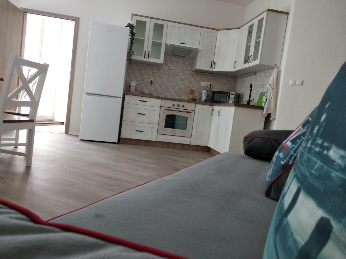 Kate & Jenny Apartments - Cosy Place In The City Center Bratislava Bagian luar foto